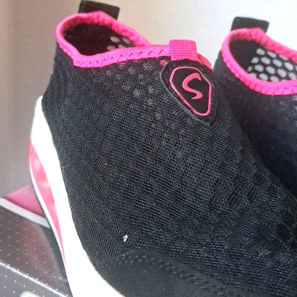 Skechers Black with Pink Trim Euro Size 41/ US 8 Slip On Mesh Uppers Lightweight - Picture 3 of 9
